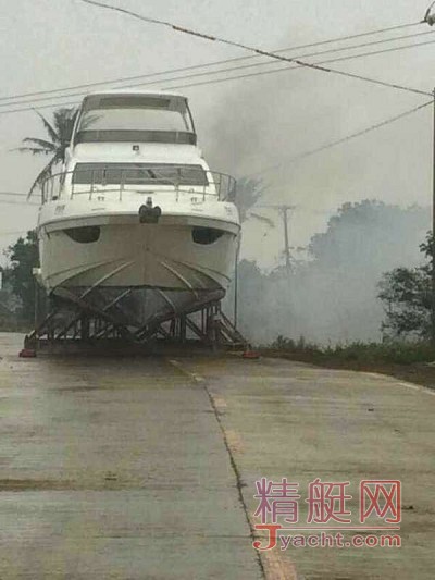 羅牛山1號[Azimut(阿茲慕)64]在雨天運輸途中觸碰高壓電線起火燒毀