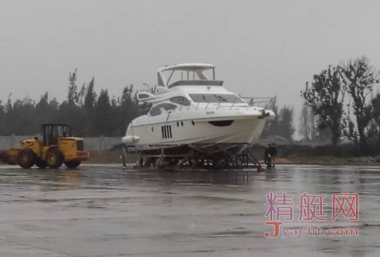 海口新埠島國際游艇會的羅牛山1號[Azimut(阿茲慕)64]在雨天運輸途中起火